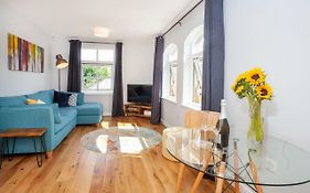 7 Gibson House - Chic City Centre Apartment With Parking